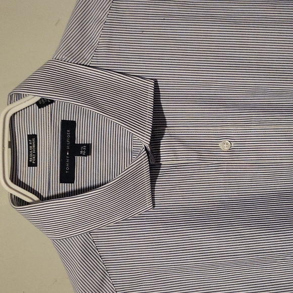 Tommy Hilfiger - Picture 2 of 5